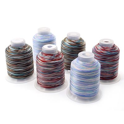 Fornecer Fios de poliéster multicoloridos de 15 camadas 172m de comprimento/cone para artesanato de tecelagem de arco-íris