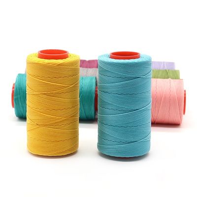 Cores ricas 210d Fios de poliéster encerados para costura Material de cone de couro plástico