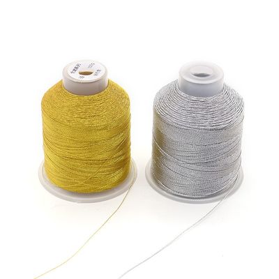 Fios de bordados metálicos espumantes para máquinas Cordões e tranças em tons dourados